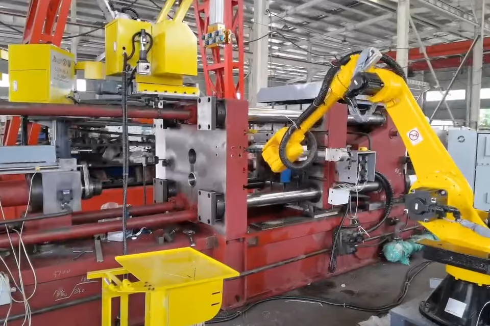 Carga y descarga de máquinas con robots